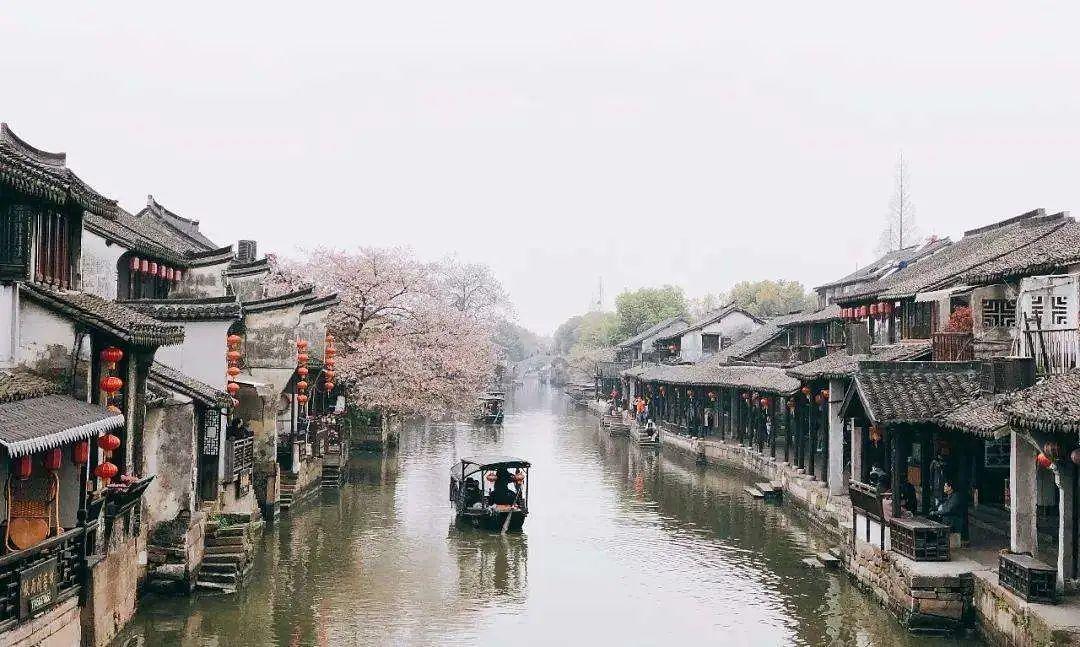 夏季的时尚女孩